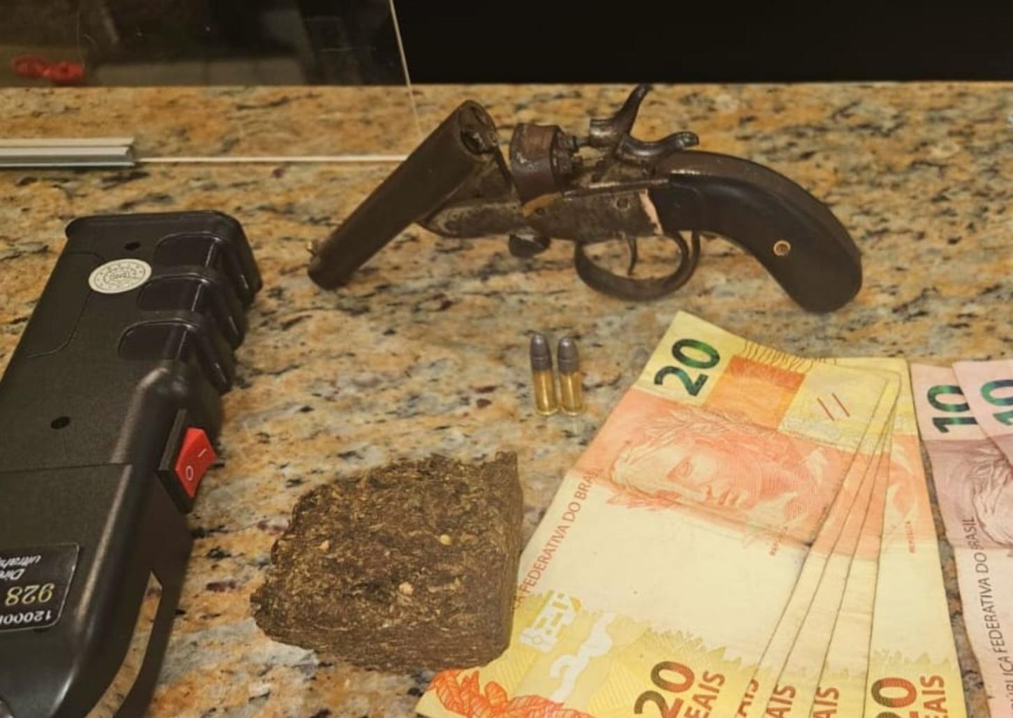 Dupla tenta fugir da PM na madrugada, mas é presa com revólver e droga