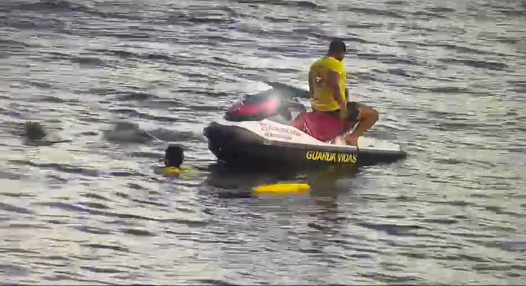 Salva-vidas resgatam sete pessoas durante naufrágio em Rifaina