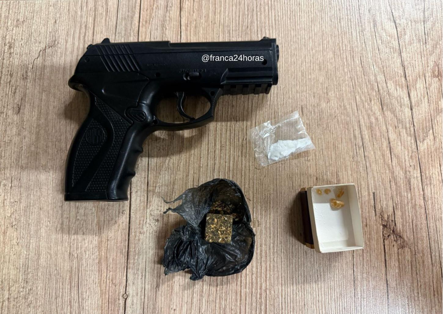 PM flagra adolescente com réplica de pistola e drogas durante a madrugada