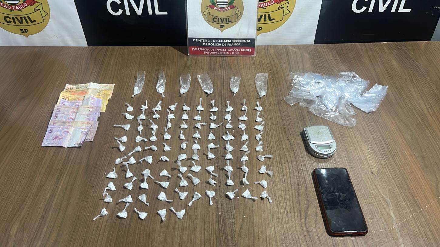 Homem é preso pela DISE com 102 porções de cocaína na zona oeste