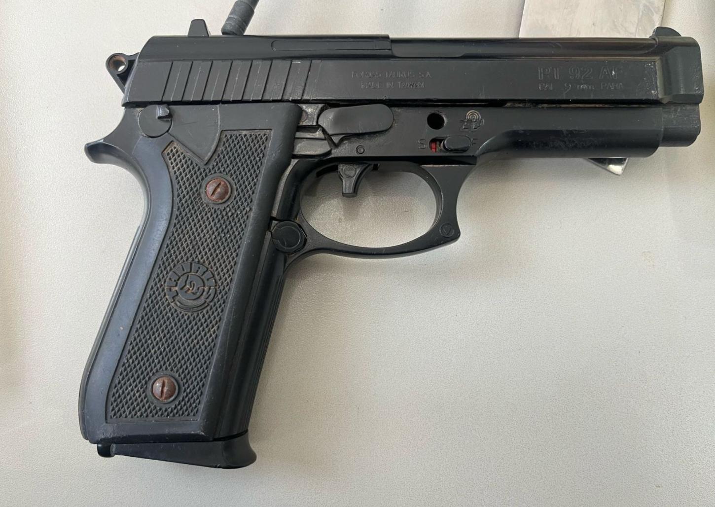 Homem é preso pela PM com simulacro de pistola e drogas na vila Chico Júlio