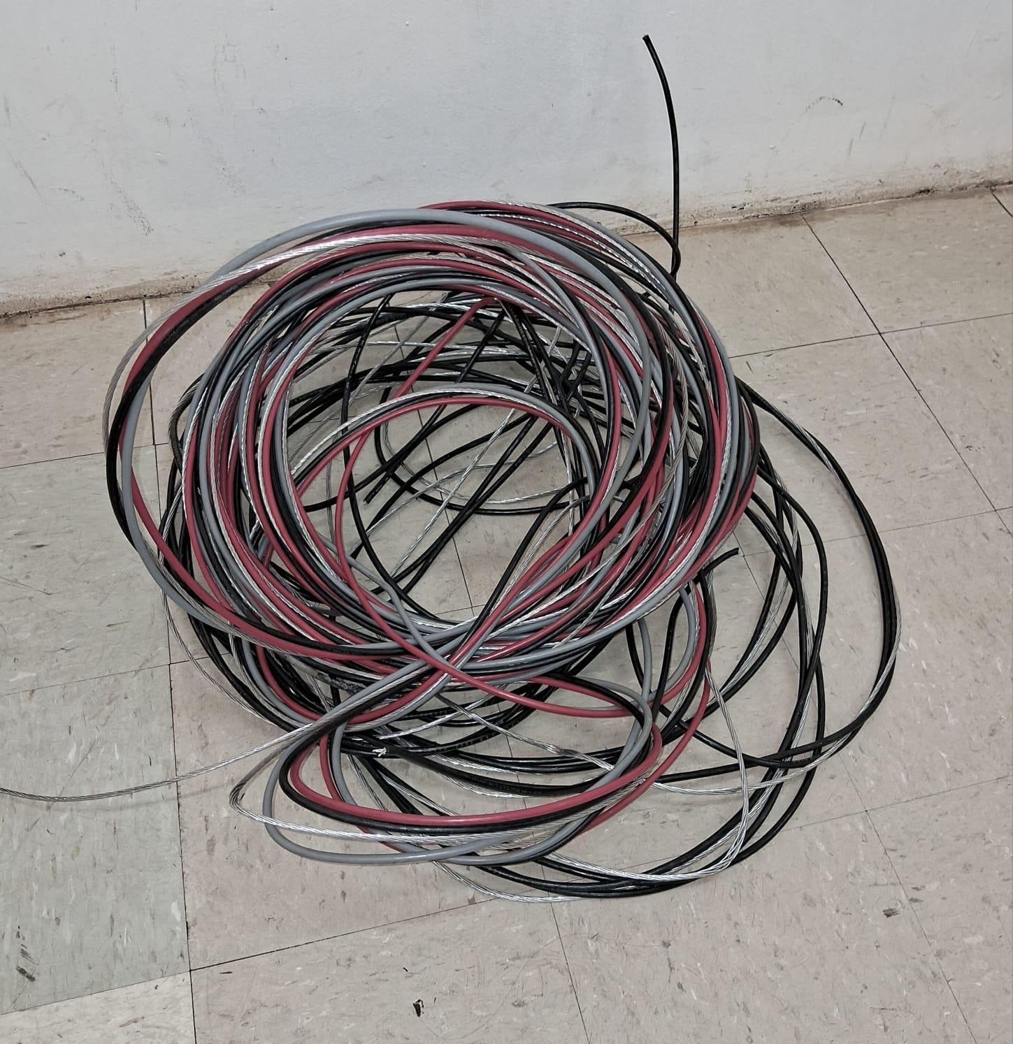 Homem é preso após ser flagrado pela PM furtando fios de passarela da Portinari