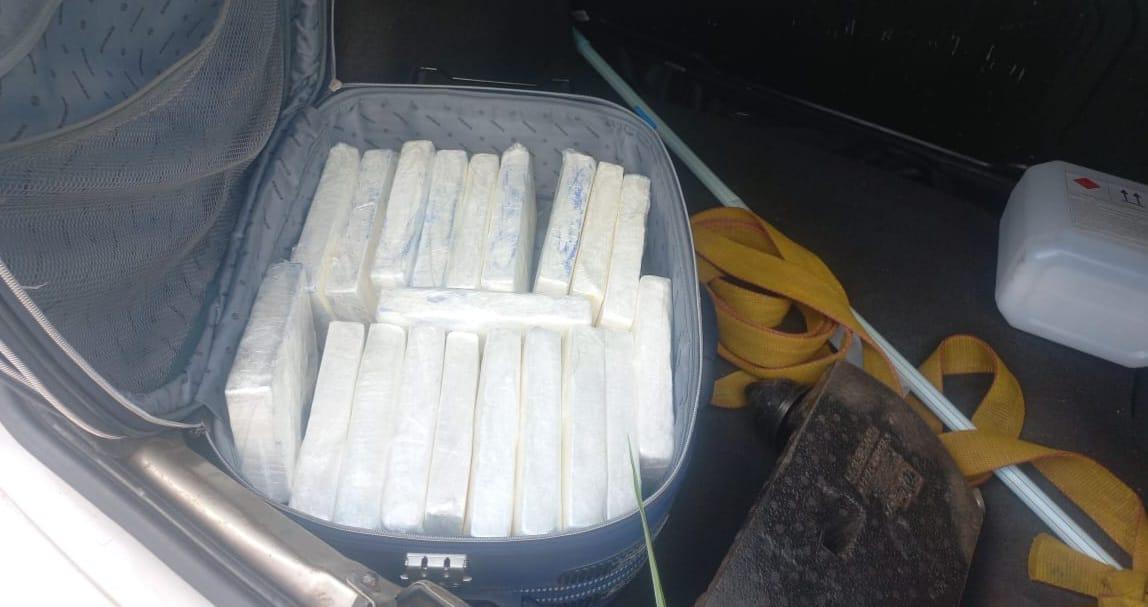 Policiais ambientais localizam mala recheada com cocaína em Buritizal