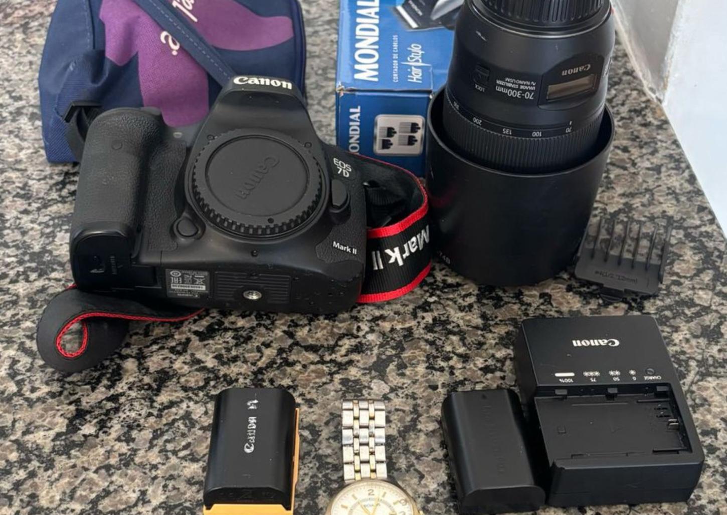 Homem furta câmera do ex-chefe, tenta fugir pelo telhado e é preso pela PM