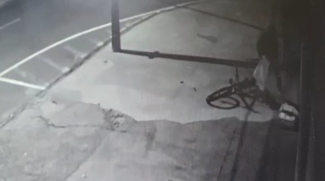 Homem joga areia e fezes de vaca na porta de auto center