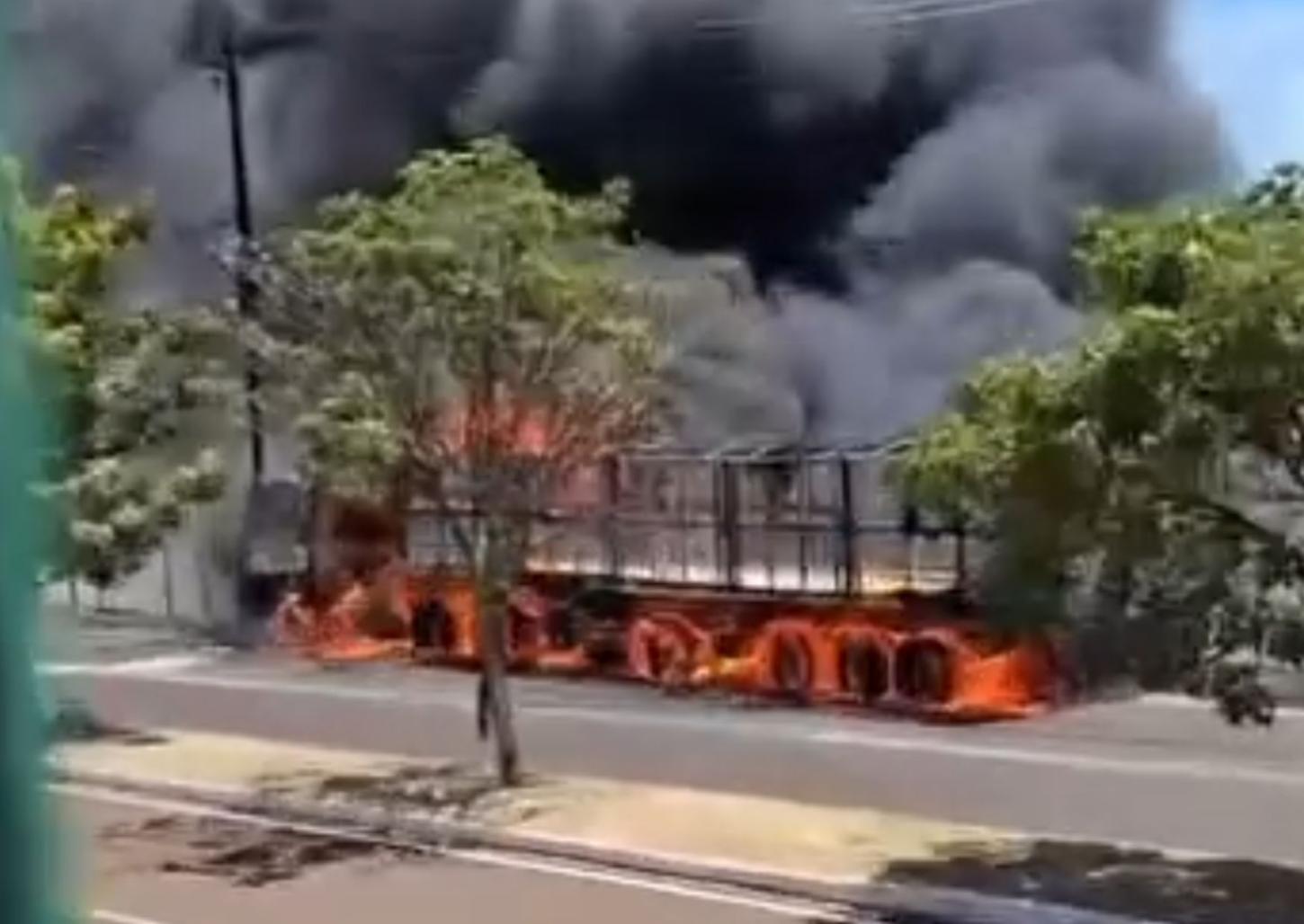 Incêndio atinge carreta e mobiliza Corpo de Bombeiros