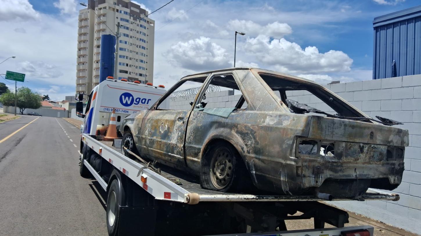 Incêndio destrói carro na zona sul de Franca; causas serão apuradas