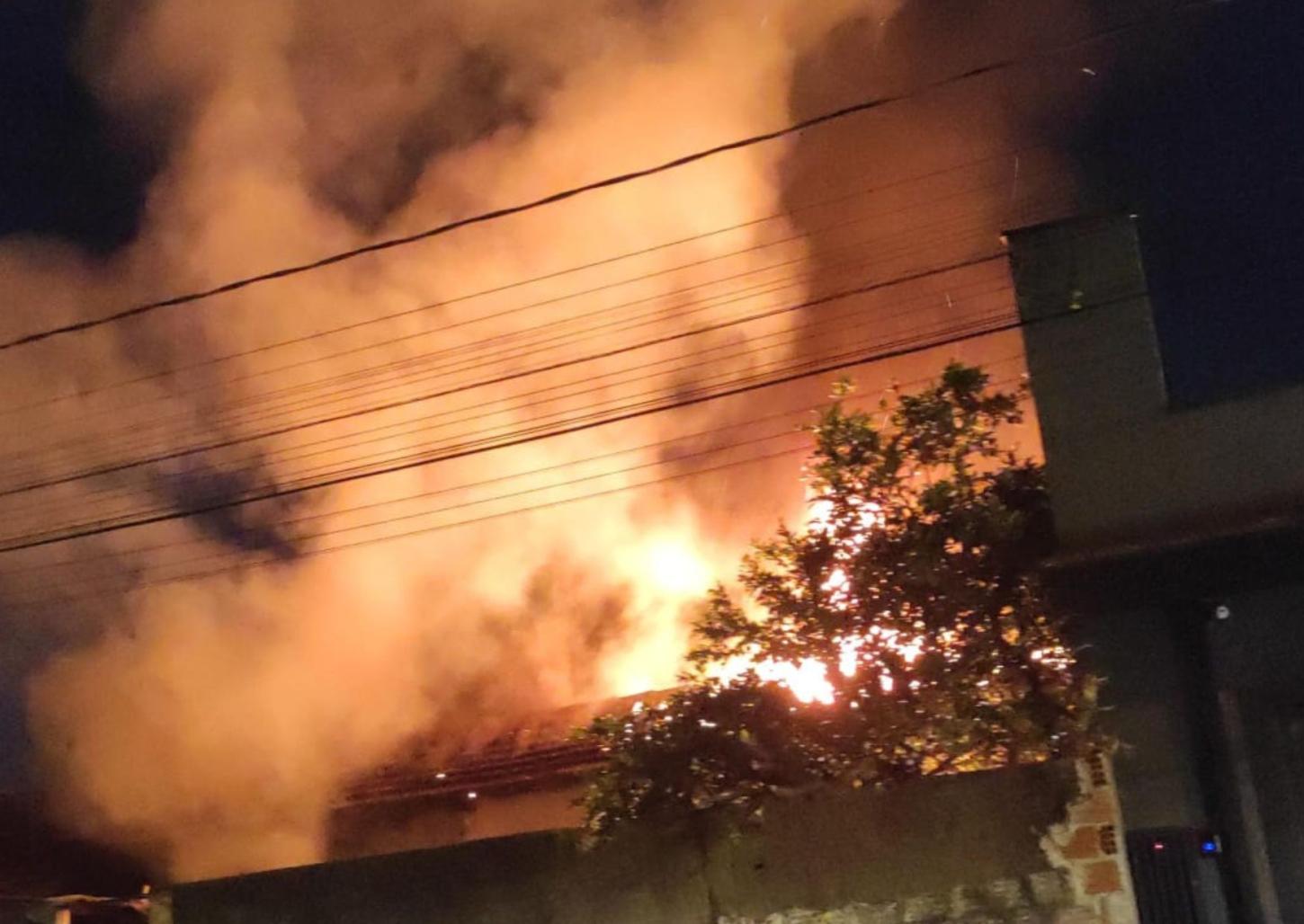 Incêndio destrói residência na Vila Santa Luzia