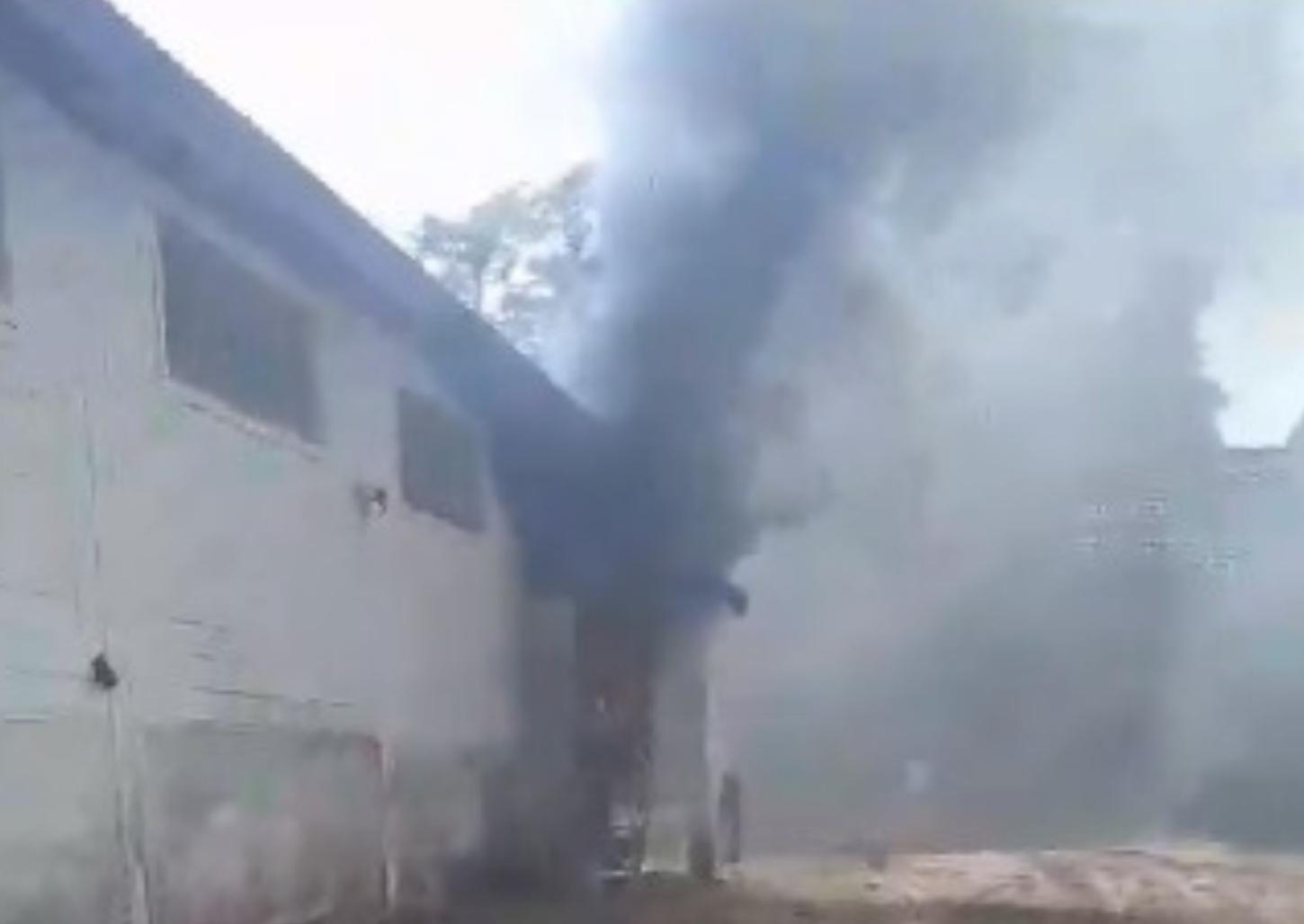 Incêndio em barracão mobiliza Corpo de Bombeiros no Distrito Industrial