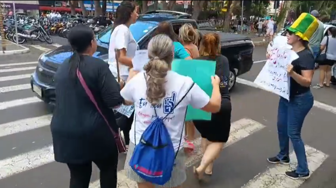 Vereadora corre de servidores durante manifestação no Centro