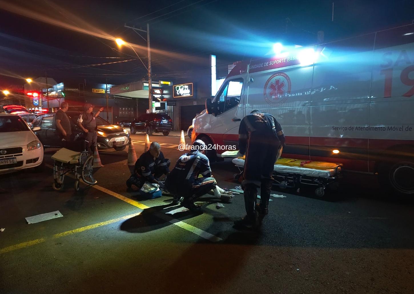 Motociclista com sinais de embriaguez atropela idosa cadeirante em avenida