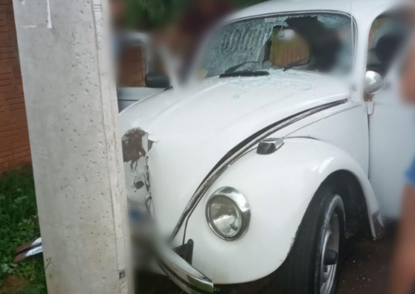 Motorista aparentemente embriagado bate carro em poste na zona sul