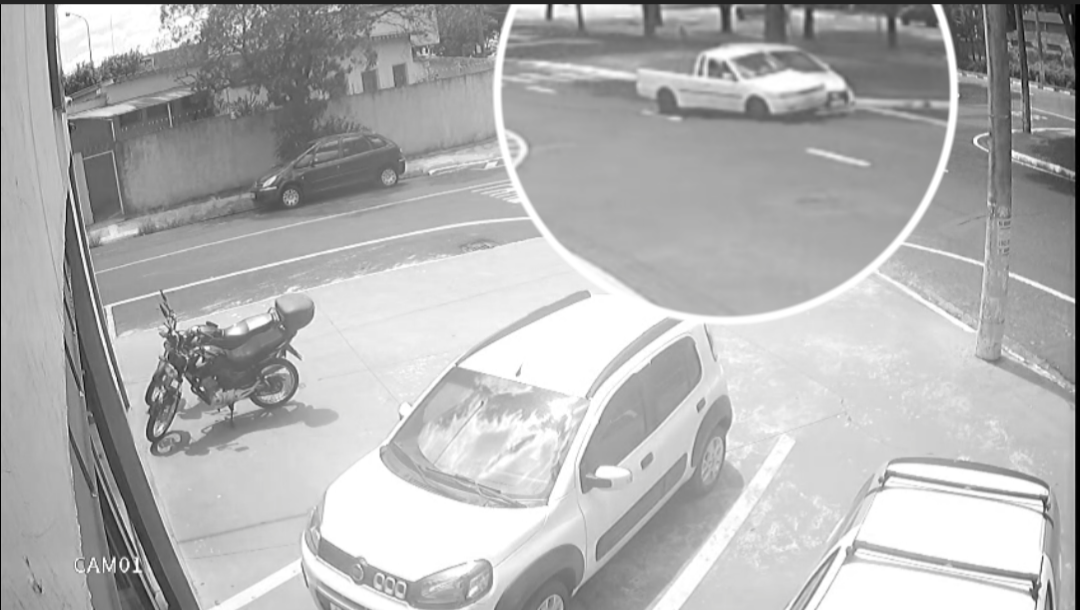 Motorista de Saveiro foge ao colidir com HB20 no bairro Estação