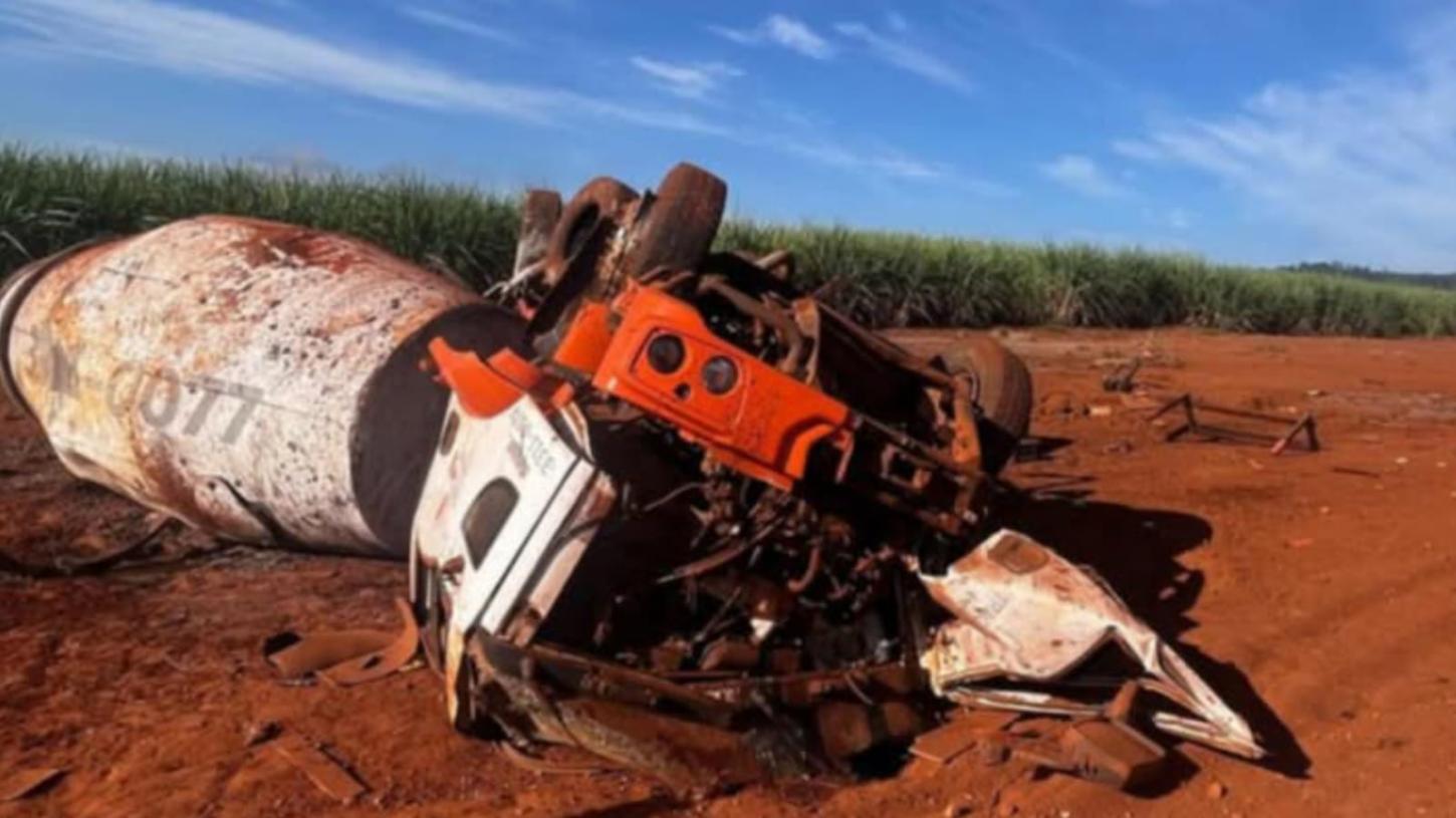 Caminhão carregado com concreto capota e deixa motorista ferido