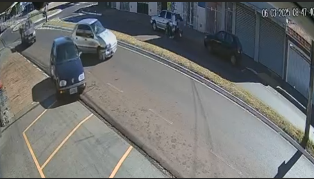 Motorista embriagado bate em carro estacionado e foge