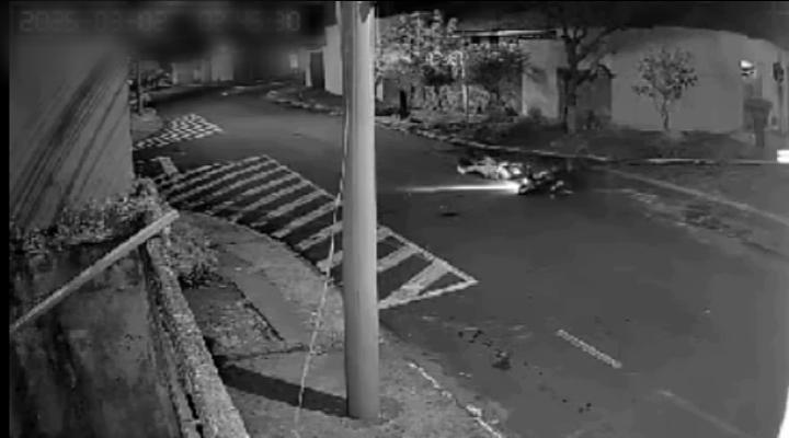 Motorista foge após causar acidente grave entre carro e moto