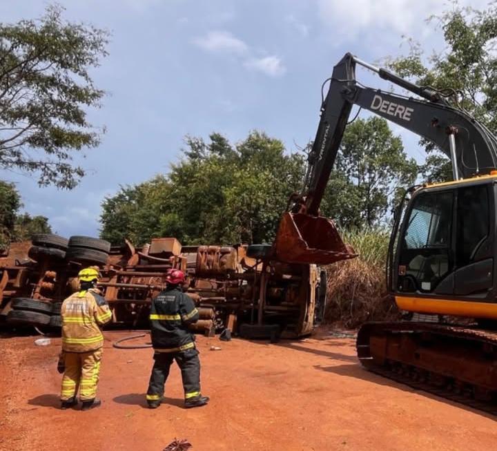 Caminhão-tanque capota em rodovia e motorista morre esmagado