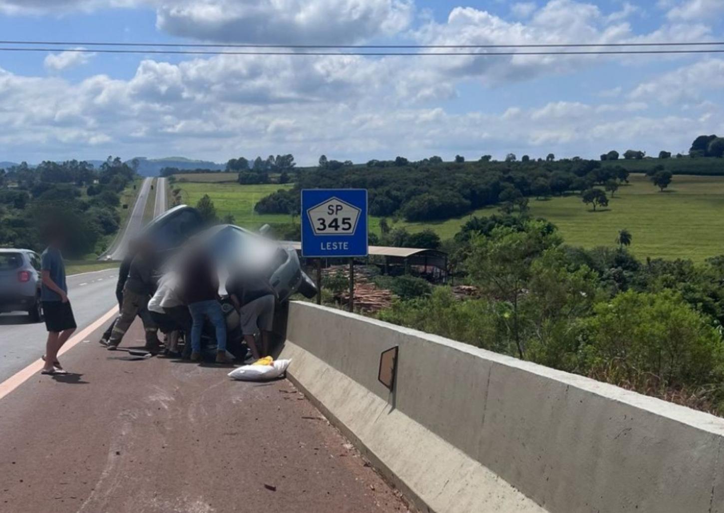 Motorista sobe em mureta de proteção na rodovia Engenheiro Ronan Rocha