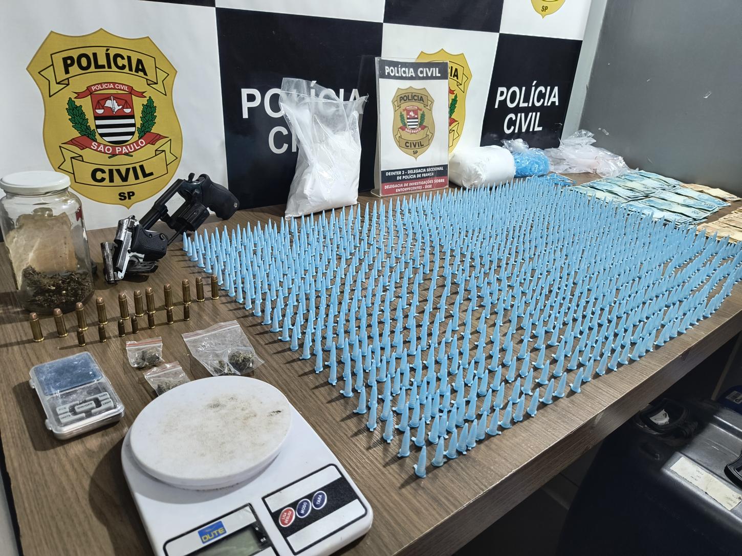 Traficante é preso com mil pinos de cocaína, armas e lança-perfume