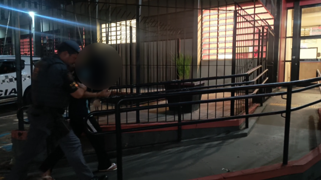 Força Tática prende traficante que vendia drogas em frente a cadeia