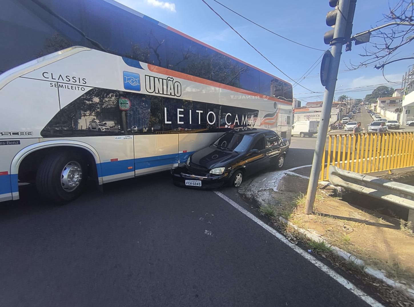 Acidente entre ônibus e carro deixa trânsito lento na Alonso y Alonso