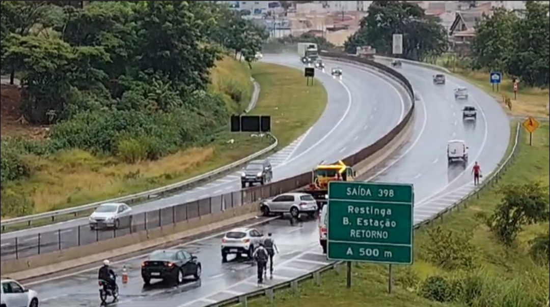 Motorista bate em mureta de proteção na rodovia Cândido Portinari