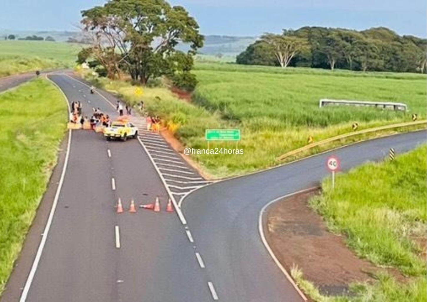 Ônibus vai parar em canavial após bater em barreira na Fábio Talarico