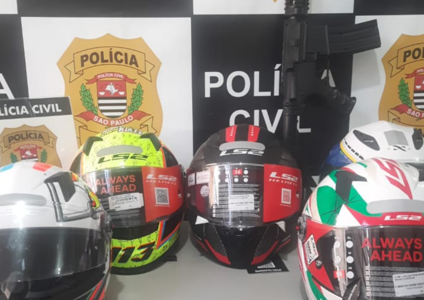 Policiais da DIG recuperam capacetes furtados e apreendem réplica de fuzil