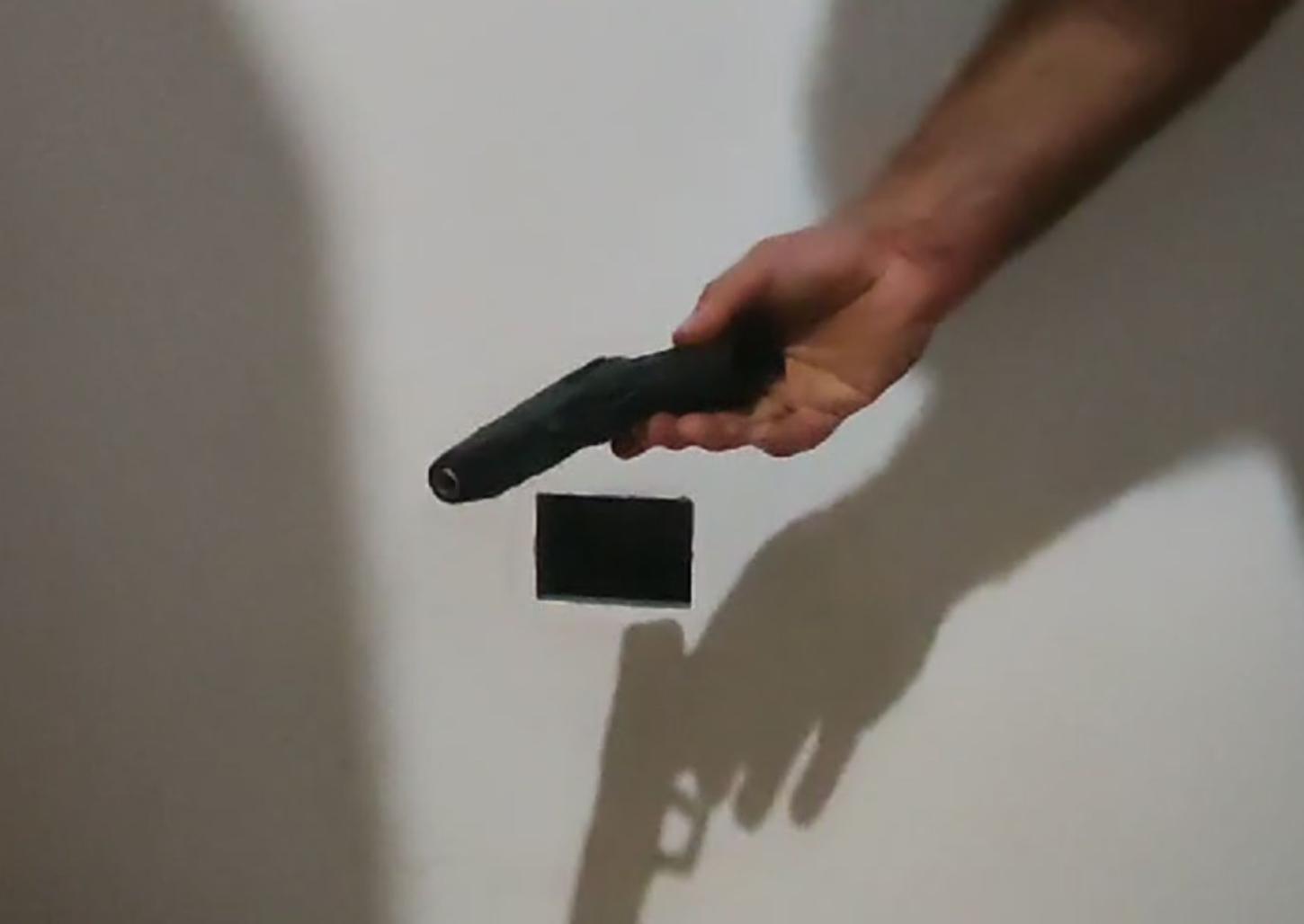 Polícia Militar localiza arma escondido em tomada falsa em parede