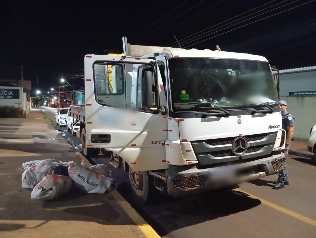 Trio tenta furtar carga de soja em ferrovia e é detido pela PM