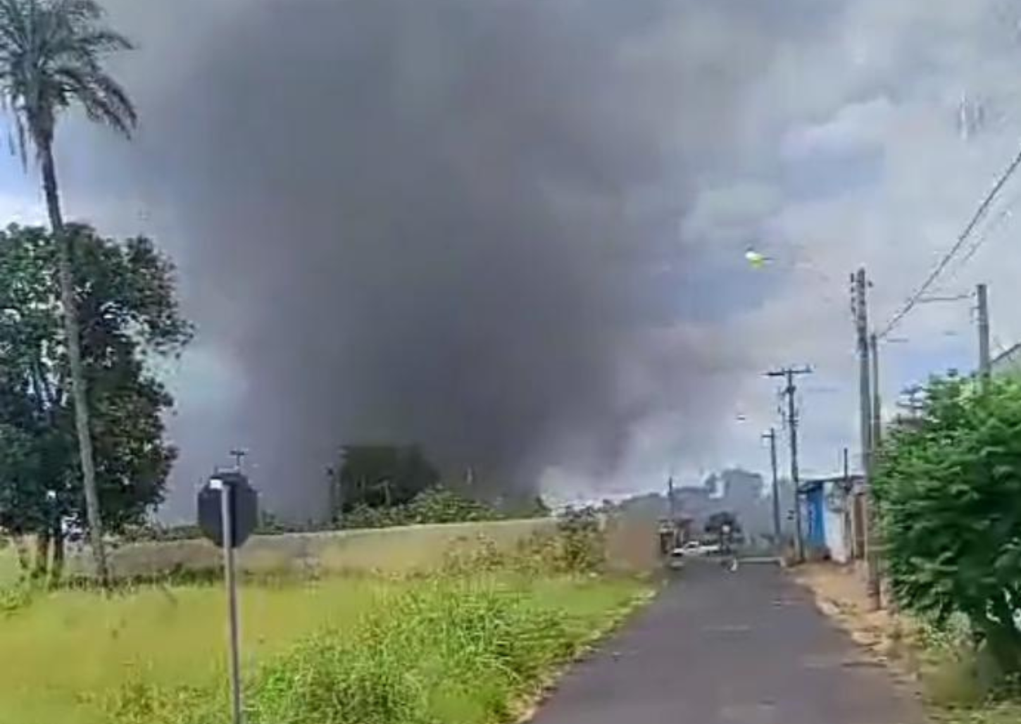 Incêndio em terreno mobiliza Corpo de Bombeiros no Miramontes