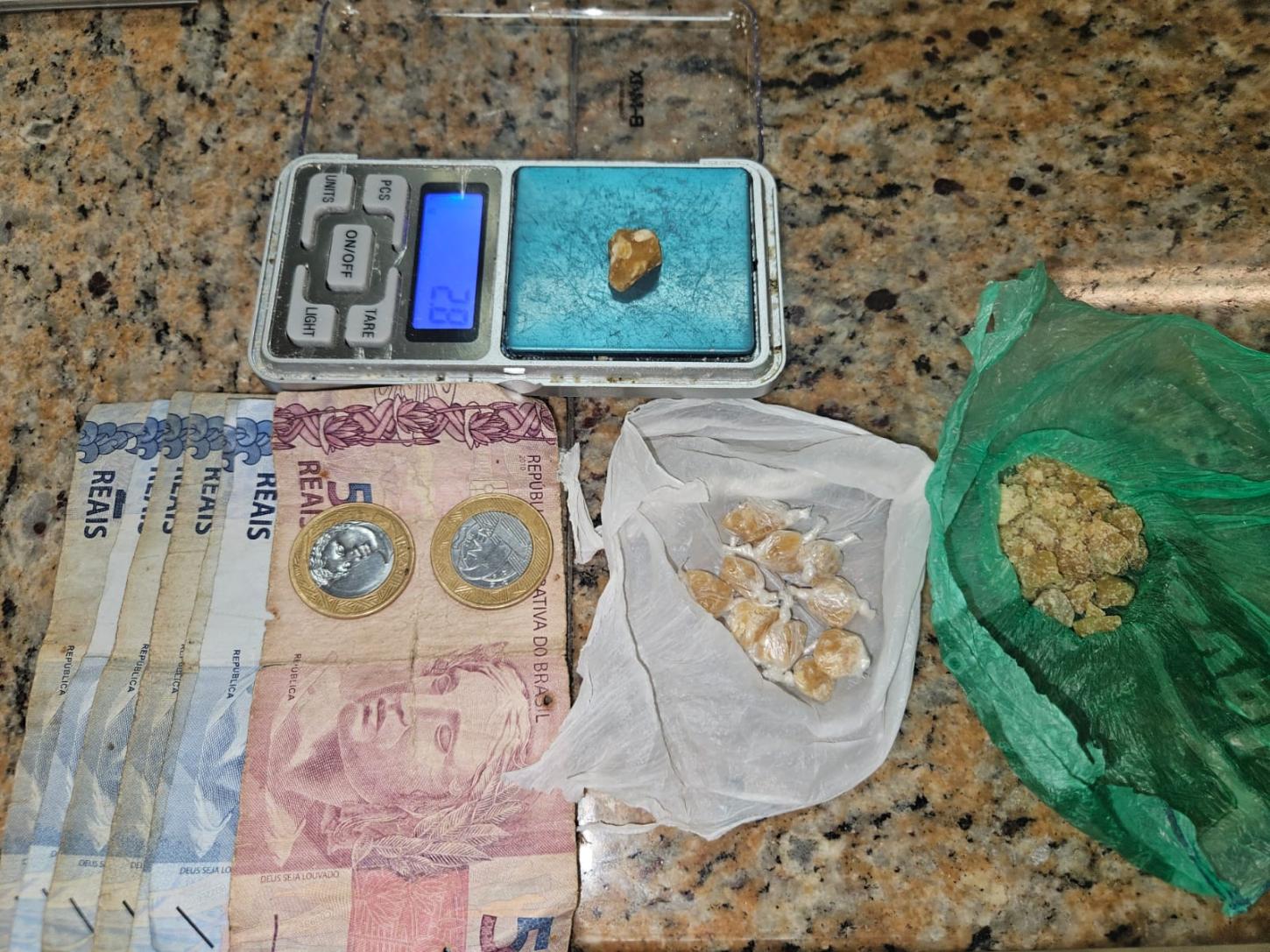 Traficante que vendia crack próximo a adega no Petrópolis é preso pela PM