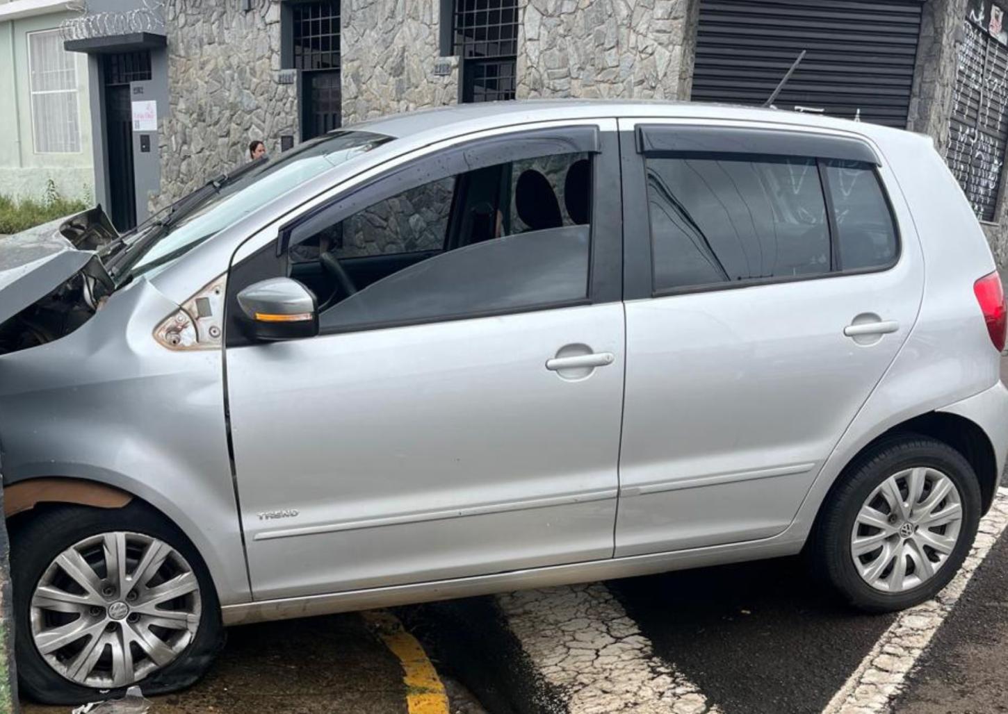 Carro atinge muro de casa após colisão entre veículos no Centro
