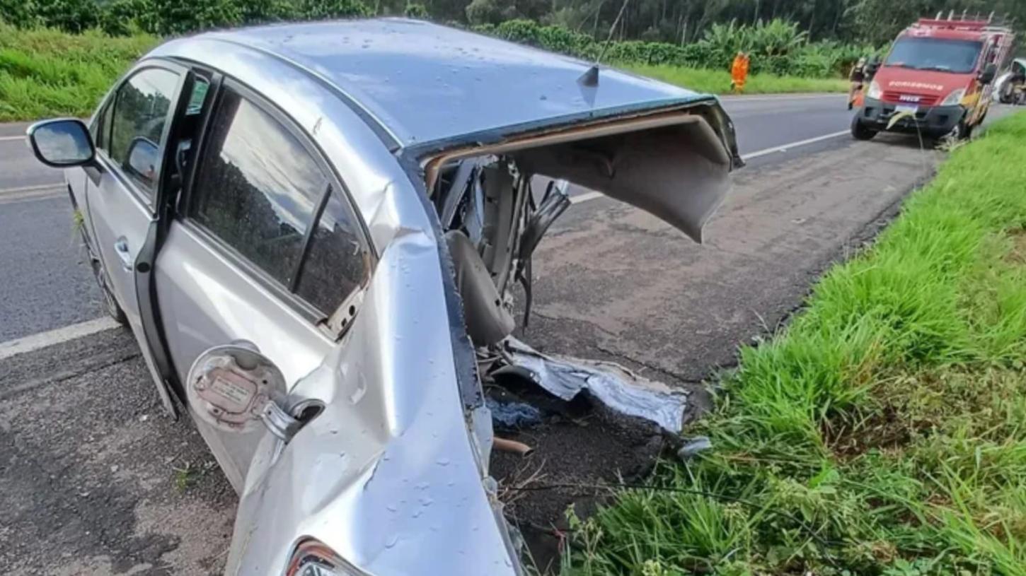 Acidente deixa uma pessoa morta e três feridas; veículo partiu ao meio