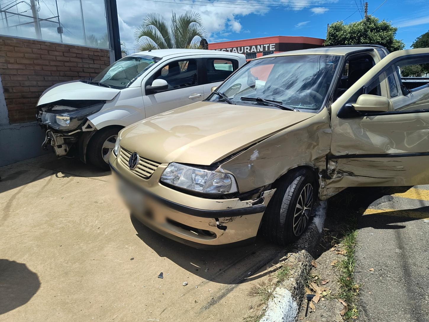 Veículos vão parar na calçada após colisão em cruzamento no Noêmia