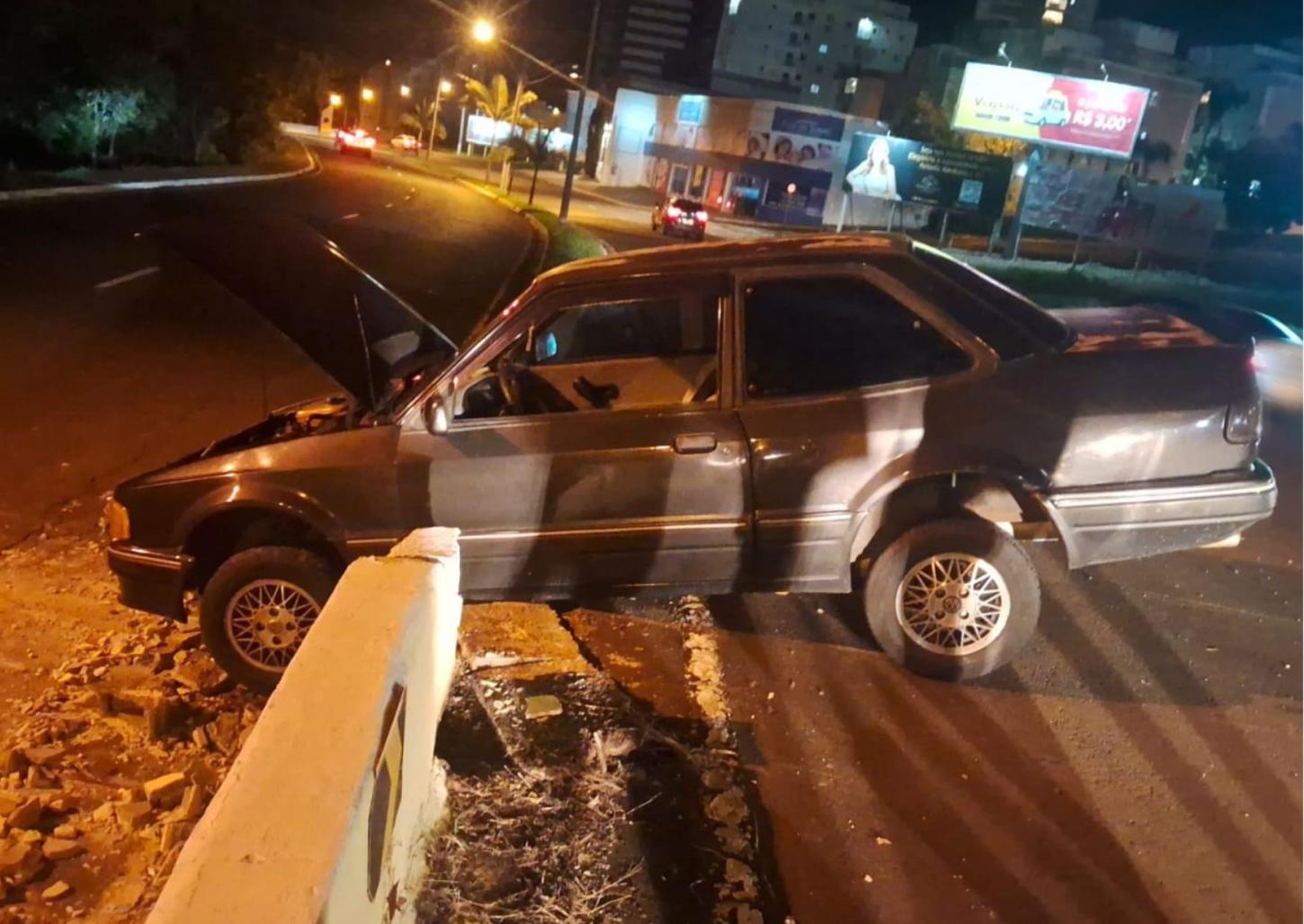 Automóvel perde os freios e bate em mureta de proteção na Seringueiras