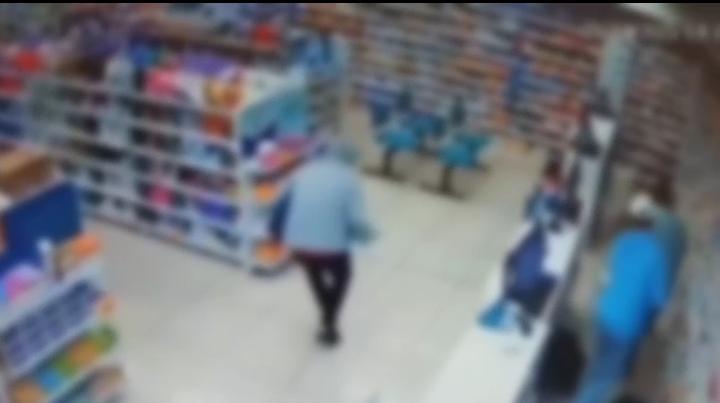Câmeras flagram bandidos assaltando farmácia durante a madrugada