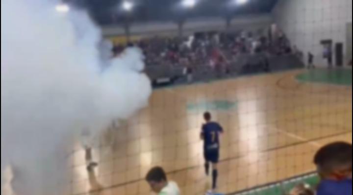 Bastão de fumaça explode e deixa duas mulheres gravemente feridas