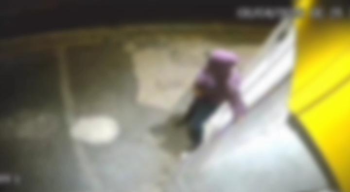 Câmera flagra homem tentando arrombar porta de loja