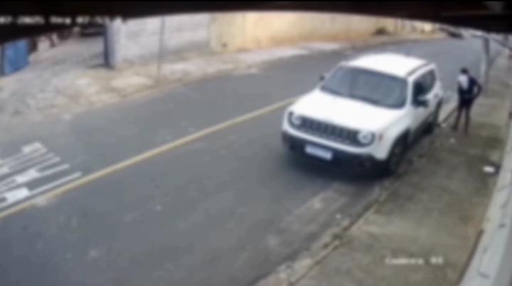 Câmera flagra moradora de rua urinando em veículo na Formosa