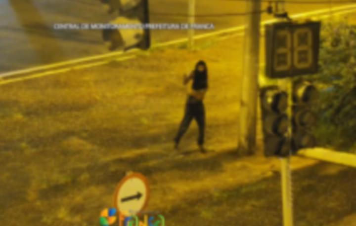 Câmeras flagram criminosos furtando fios no pontilhão da Vila São Sebastião