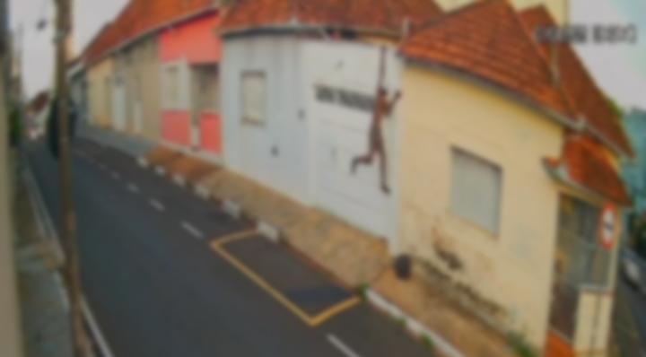 Câmeras flagram homem pulando muro para furtar fiação de residência