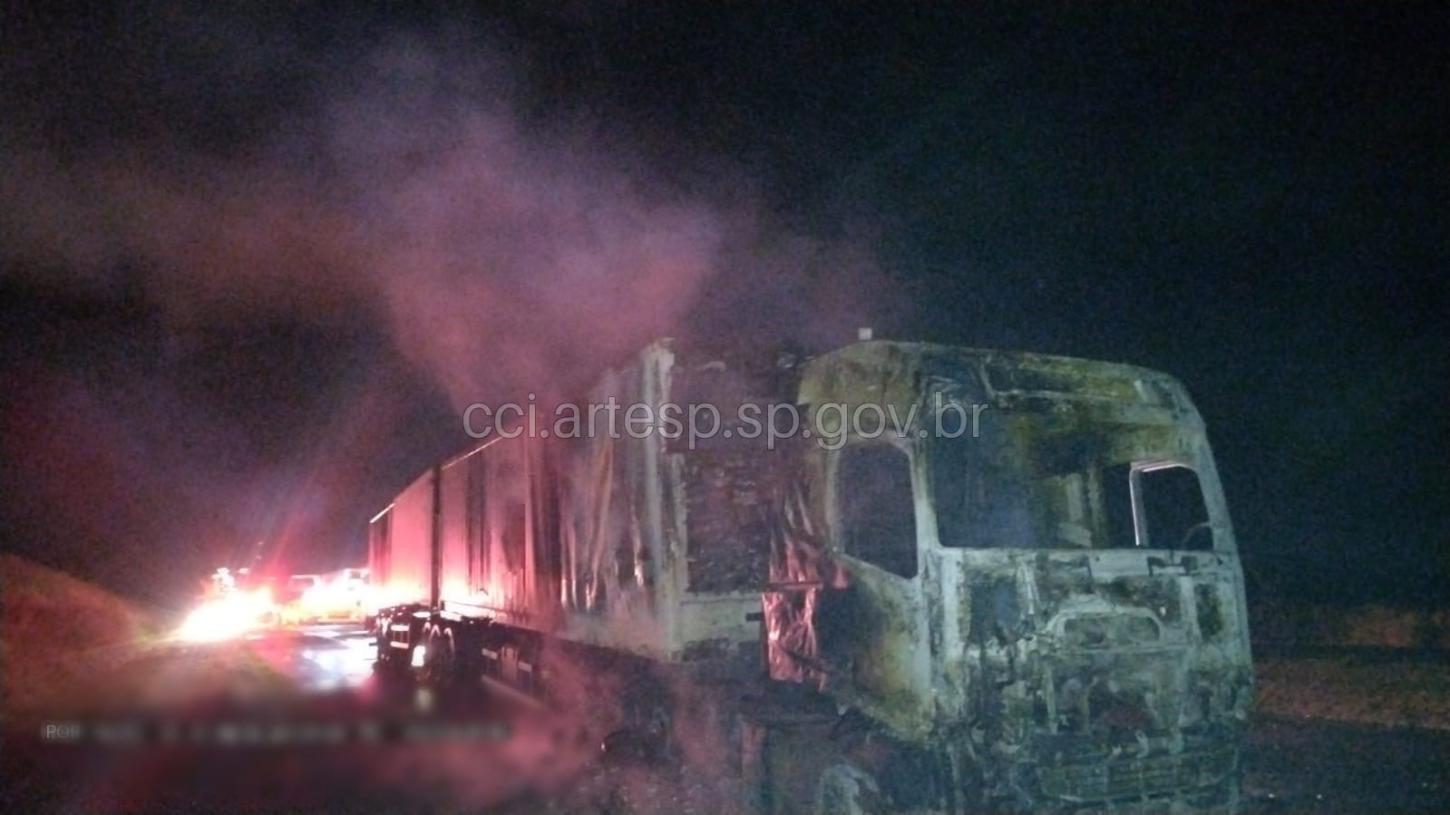 Caminhão bitrem carregado com medicamentos pega fogo