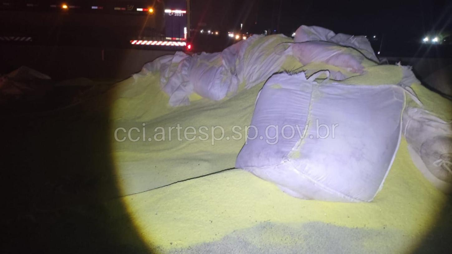Caminhão carregado com 35 toneladas de enxofre tomba em rodovia