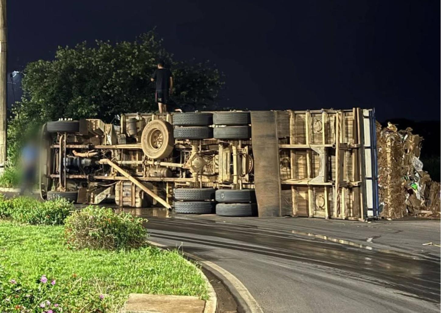 Caminhão carregado com papelão tomba e causa interdição de rua