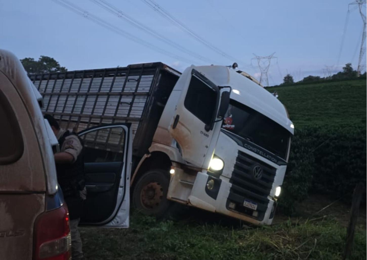 Caminhão roubado em Sacramento é recuperado pela PM em Ibiraci