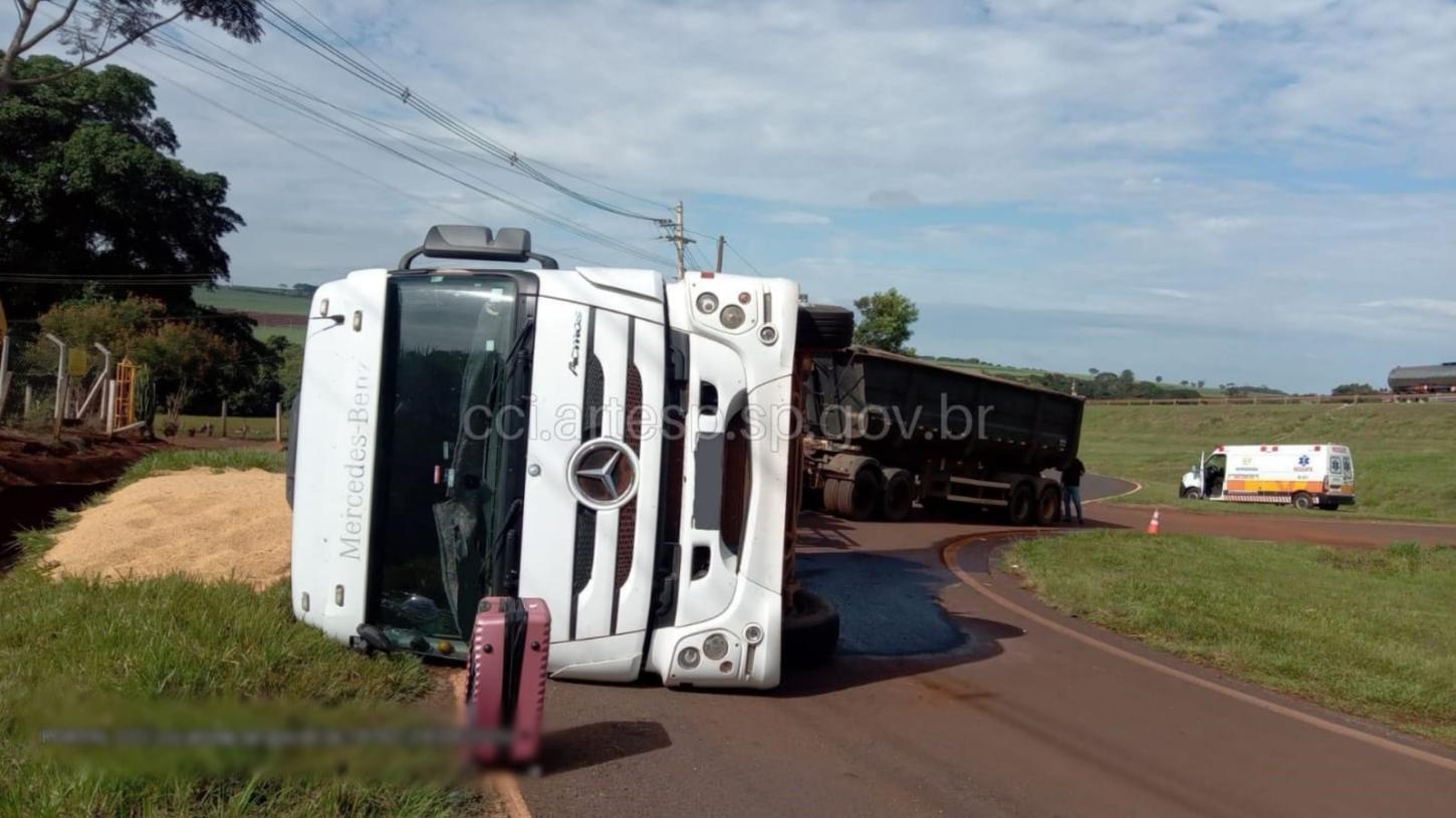 Carreta carregada com 47 toneladas de soja tomba em rodovia