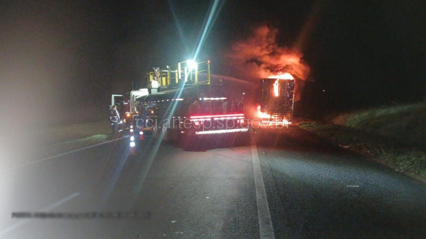 Carreta carregada com matéria-prima pega fogo após pane mecânica