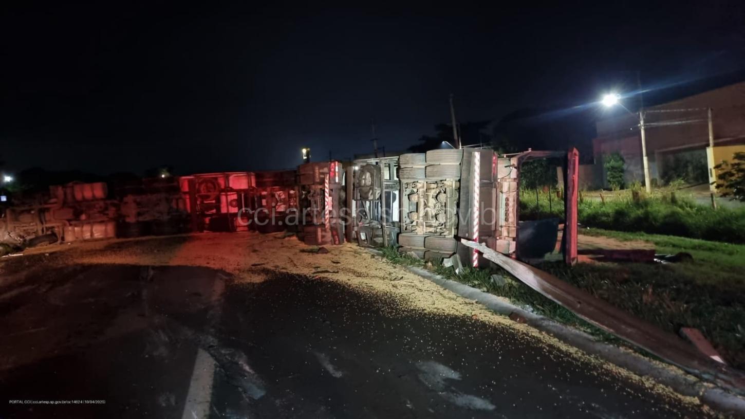 Carreta com 59 toneladas de soja tomba e interdita rodovia