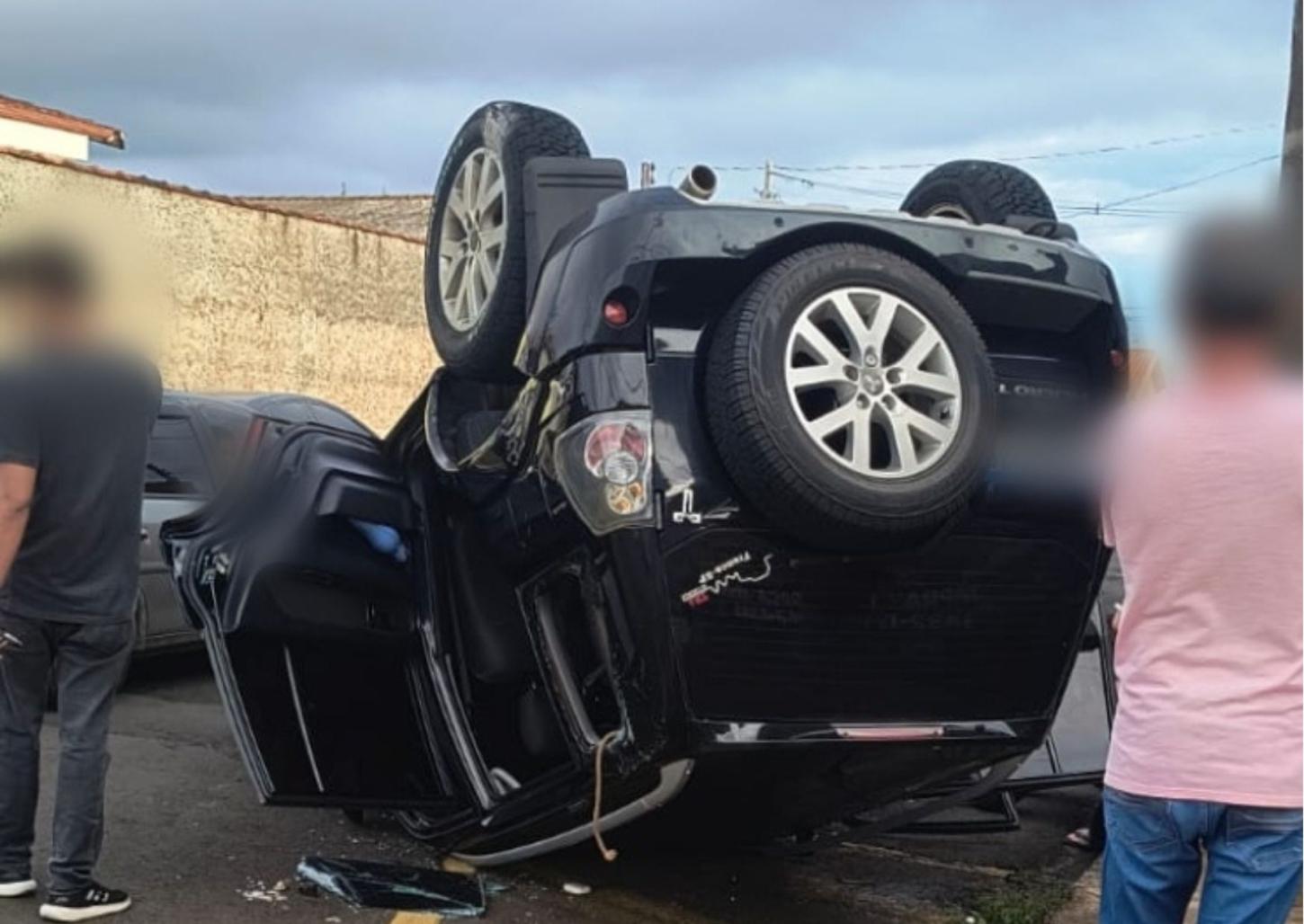 Carro capota após colisão no bairro Santo Agostinho
